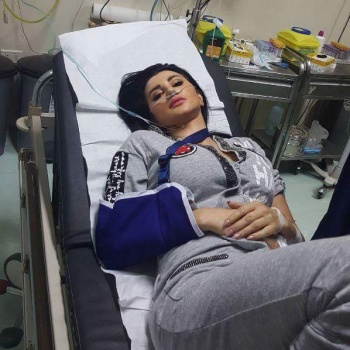 صورة "جيني اسبر " بالمستشفى بعد تعرضها لحادث سير