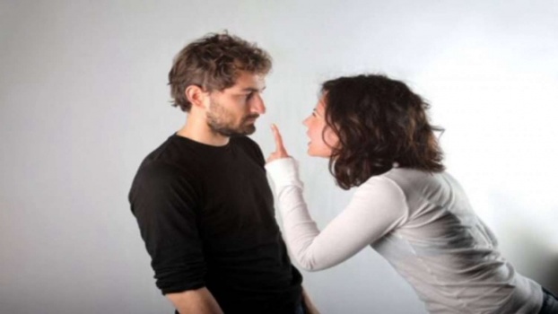 عروس أردنية تنتقم من عريسها أمام المارة فور عودتهما من شهر العسل