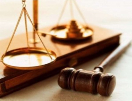نقابة المحامين تعلق عملها في المحاكم بعد اعتداء الشرطة على محامٍ .. الشرطة ترد: لم نتلق اي بلاغ بشأن اعتداءات