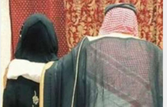 سبعيني سعودي يحتفل بذكرى زواجه الـ 50 بالشموع والورود!