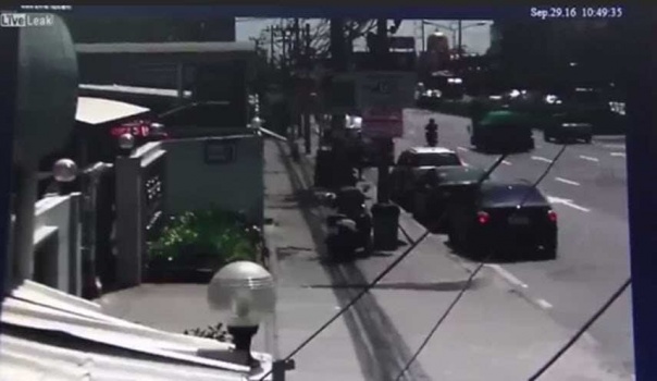 بالفيديو.. ثوان معدودة تنقذ سائقا محظوظا من حادث مروع!
