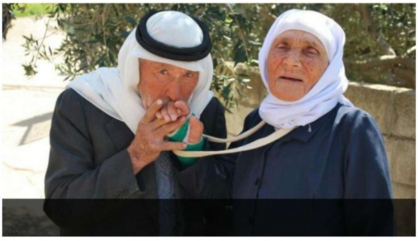 لبنانية تدفن ابنها الأصغر.. عمره 86 عاما !