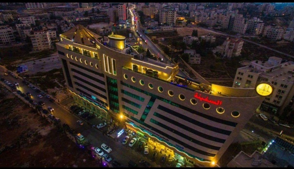 بالصور: افتتاح اكبر مطعم في فلسطين