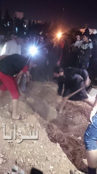 بالصور.. مواطنون يفتحون قبر سيدة في الرمثا بعد خروج اصوات من داخله!