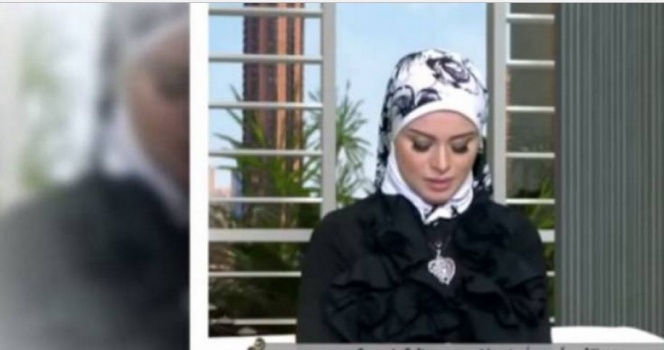 فيديو| إنهيار مذيعة على الهواء مباشرة بسبب وفاة والدتها!