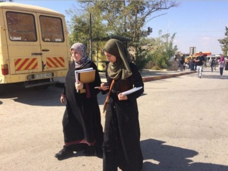 الام والابنة على مقعد جامعي سويا ً