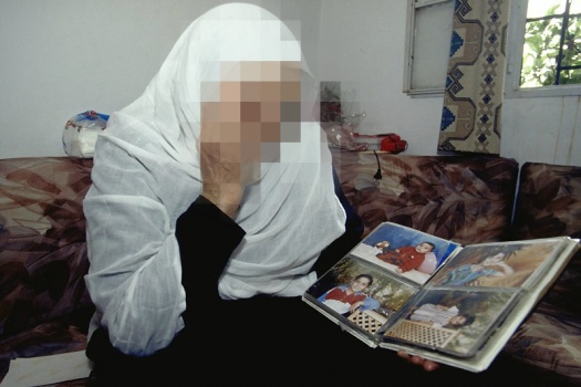 نابلس:ولدٌ عاق يُكافئ والدته المريضة بالضرب داخل مركبة عمومية !!