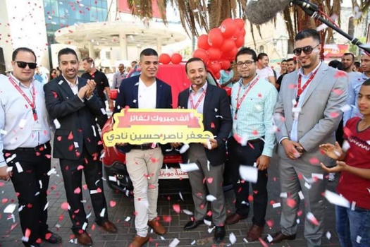 الوطنية موبايل تسلم سيارة الجيب للفائز بحملة "صناديق الوطنية"
