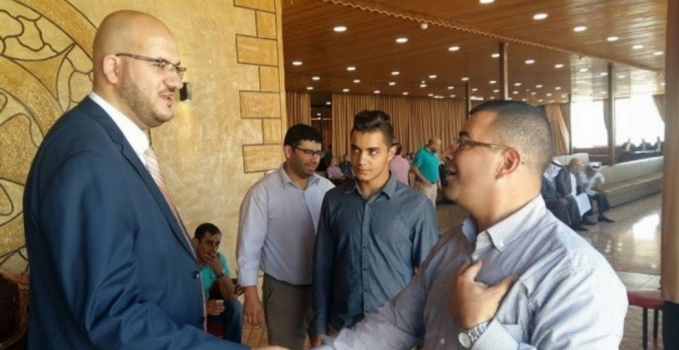 بالصور .. أطول رجل في الخليل يدخل القفص الذهبي