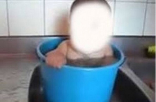 غرق رضيع في دلو مياه