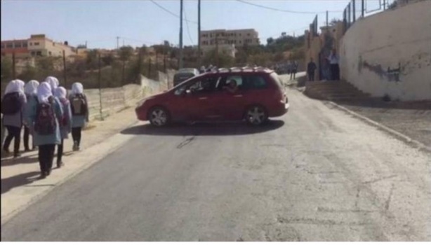 بالفيديو .. مستوطن يحاول اختطاف طالب مدرسة !