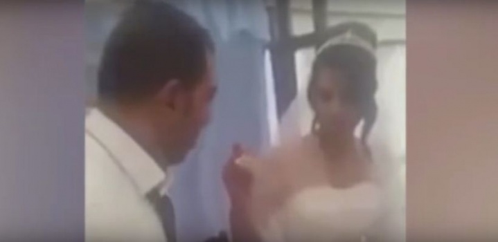 فيديو | في حفل زفافهم ... أرادت ممازحته فغضب العريس وضرب يدها بقوة