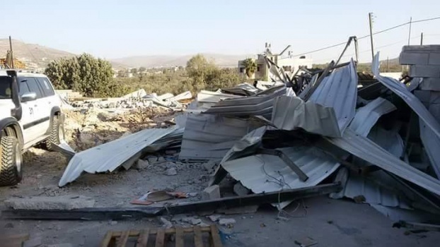 قوات الاحتلال تهدم "بركسين" وملحمة جنوب نابلس