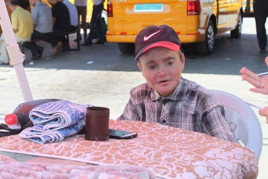 لص يسرق شاباً من ذوي الإحتياجات الخاصة في جنين
