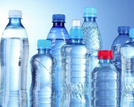 سببان خطيران سيمنعانك من شُرب مياه العبوات البلاستيكية!