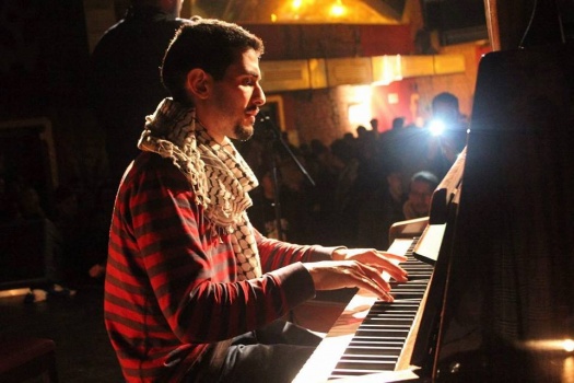 الفلسطيني أيهم أحمد.. رحلة عازف البيانو من مخيم  اليرموك إلى جائزة بيتهوفن الدولية