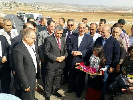 جنين: الأعرج يفتتح شارع قرية عرانة ويتفقد عدة مشاريع (صور)
