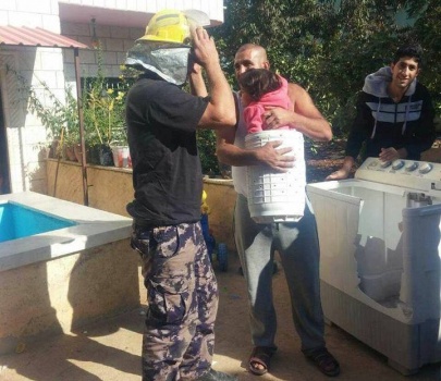 بالصور..الدفاع المدني يحرر طفلة علقت في نشافة غسالة بسلفيت