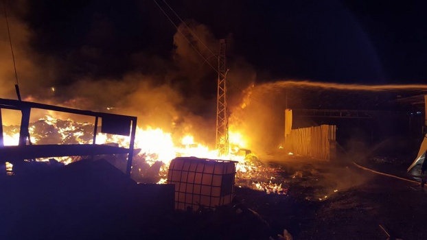 جنين: إخماد حريق هائل بمصنعين في قرية برطعة (صور وفيديو)