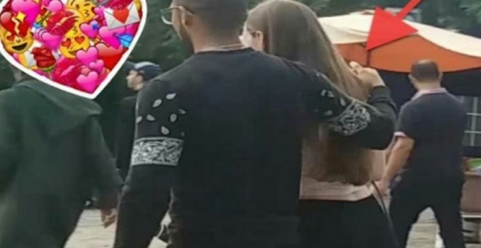 مغربي يمسك بأيدي فتيات أجنبيات في شفشاون.. فماذا كان ردّ فعلهن؟