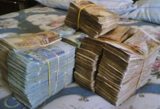 مغربي ألقى 220 ألف درهم في الشارع.. والشرطة تتدخل لجمعها !