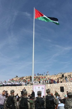 بالصور.."علم فلسطين" يعانق سماء عيبال..