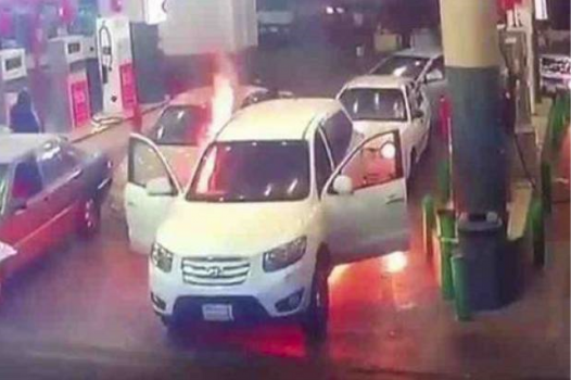 بالفيديو.. شاب سعودي ينقذ أمه من حريق شب بسيارته أثناء تعبئة الوقود
