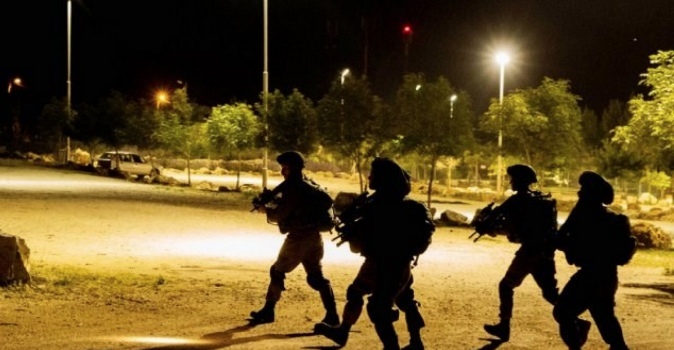 الاحتلال يعتقل مواطنين من الخليل
