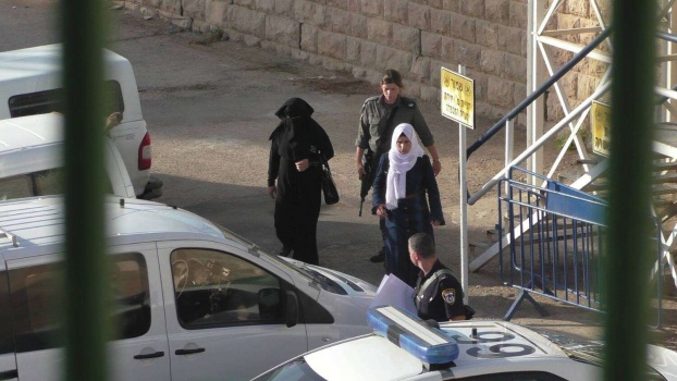 الاحتلال يعتقل فتاتين في الخليل بحادثين منفصلين