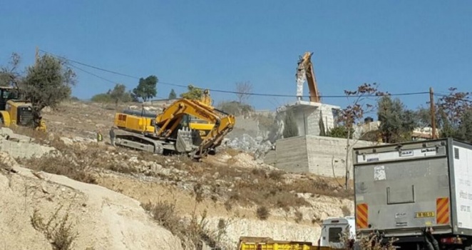 آليات الاحتلال تهدم أجزاء من منزل فلسطيني شرق القدس
