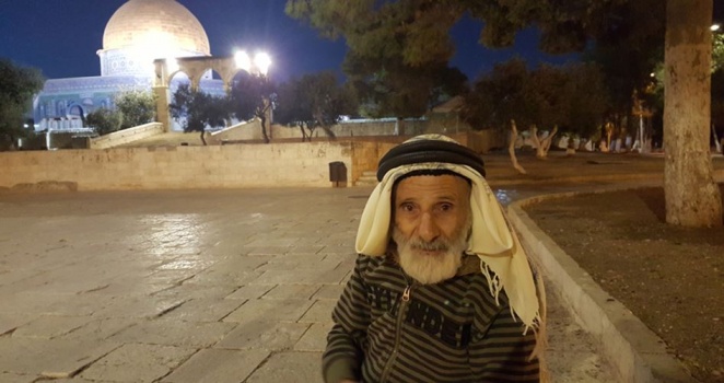 أبو يعقوب.."العتال" الثمانيني يرابط بصمت في الأقصى