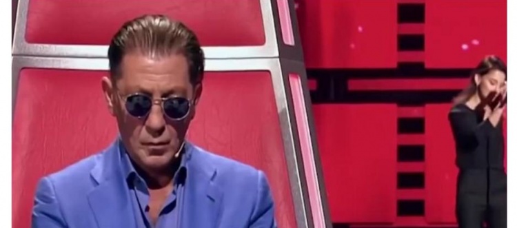 إبنة أحد الحكام تشارك في Thevoice.. شاهدوا رد فعله بعد رؤيتها!