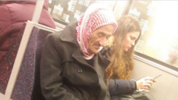 صورة مؤلمة من ألمانيا.. بماذا يفكّر هذا المسن السوري؟