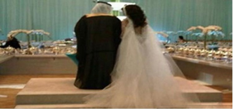 شاهد بالفيديو: ماذا فعل العمال في فائض طعام حفل زفاف بالسعودية؟