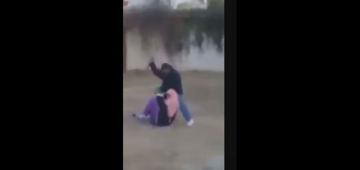 بالفيديو ..رجل يحاول ذبح زوجته امام المارة!