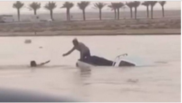 فيديو مؤثر.. انتشال جثة شاب غرقت سيارته في السيل وسط صراخ من أخيه