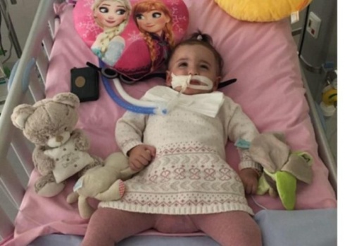 الطفلة "مروى" استيقظت من غيبوبتها قبل ان تفصل الاجهزة التنفسية عنها!