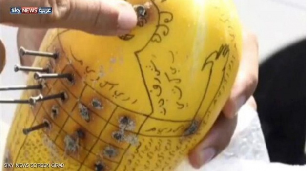 بالفيديو.. العثور على ثمرة غريبة بطلاسم في الإمارات