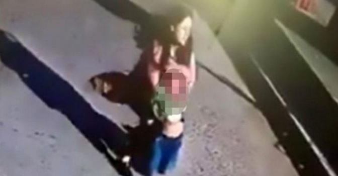 شاهد.. لحظة اختطاف سيدة لطفل من أمام منزله في وضح النهار