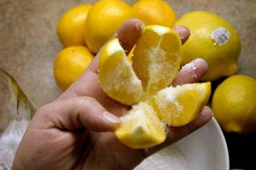 اقطعوا ليمونة حامضة. ضعوها في وسط المطبخ وضعوا الملح عليها .. ستغير حياتكم!
