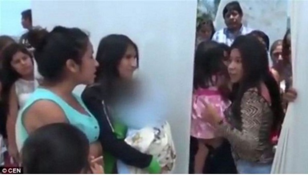 اقتحمت حفل زفافه وبين يديها طفله... ماذا فعل العريس؟
