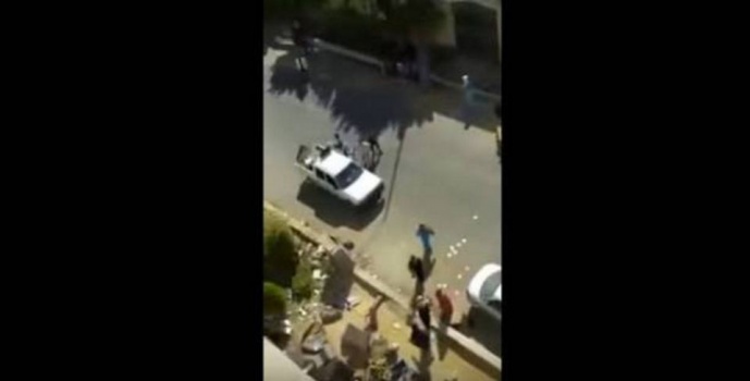 بالفيديو.. "بلطجية" يعتدون على امرأة ويخرجونها بملابس النوم!
