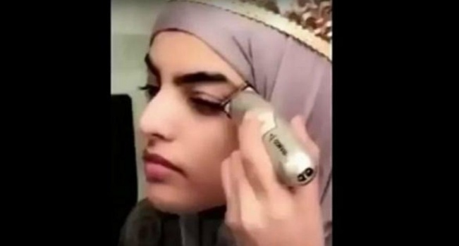فيديو| هذه الفتاة السعودية قامت بحلاقة حاجبيها أمام الكاميرا .. والسبب!!