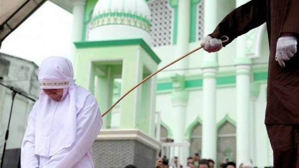 شابّة ضُربت علناً للجلوس بالقرب من حبيبها