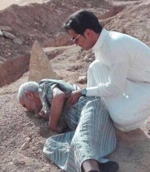 وفاء الزوج لزوجته ..صورة تشعل مواقع التواصل الاجتماعي