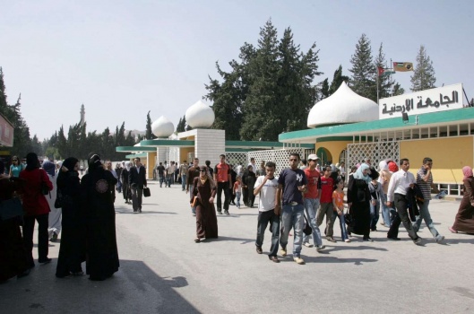 طالب يطلب يد فتاة امام الجامعة الاردنية وردة فعل قاسية من رجل كبير في السن