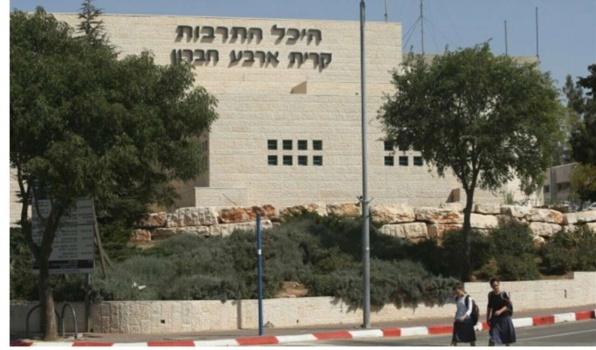 فلسطيني بصحبة المستوطن يهودا جليك لحضور عرض مسرحي في مستوطنة كريات أربع!