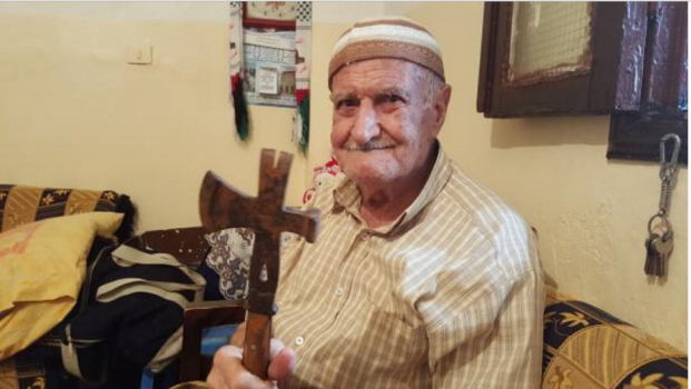 الفلسطيني الحاج عبد الله يحتفظ ببلطة قطعت رؤوس أصدقائه