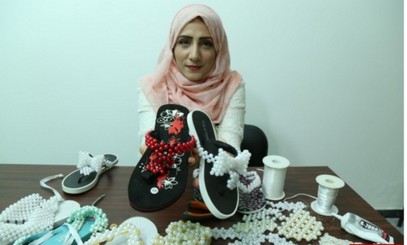 فاطمة فلسطينية تتحدى البطالة بتزين الأحذية بالخرز والخيوط