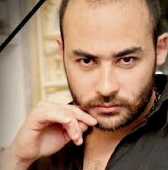 صورة الممثل أحمد رافع بجانب قبر ابنه محمد تُشعل الفيسبوك!